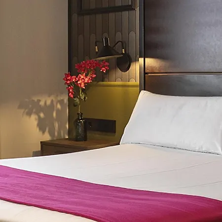 Hotell Vertice Sevilla Aljarafe 4*